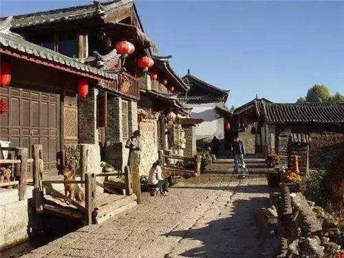 新婚丈夫发现妻子行踪诡异，妻子摊牌：我是共产党，你有两个选择