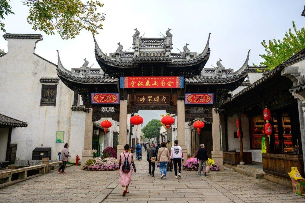 泰王的3个姐妹:大公主和三公主为爱下嫁被抛弃,诗琳通公主未婚